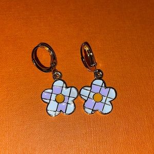 NWT Hypoallergenic lavender flower earrings